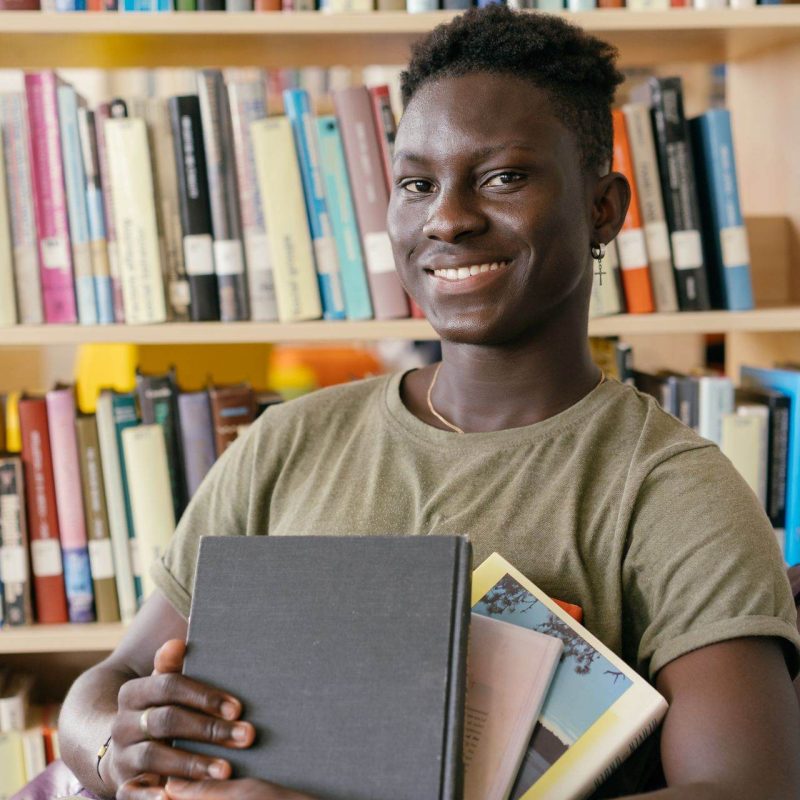 estudante-aluno-universidade-unicerrado-biblioteca