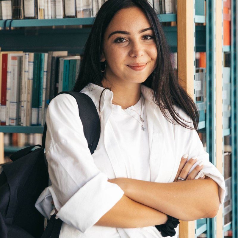 estudante-universidade-unicerrado-biblioteca