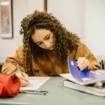 estudante estudando mesa livros