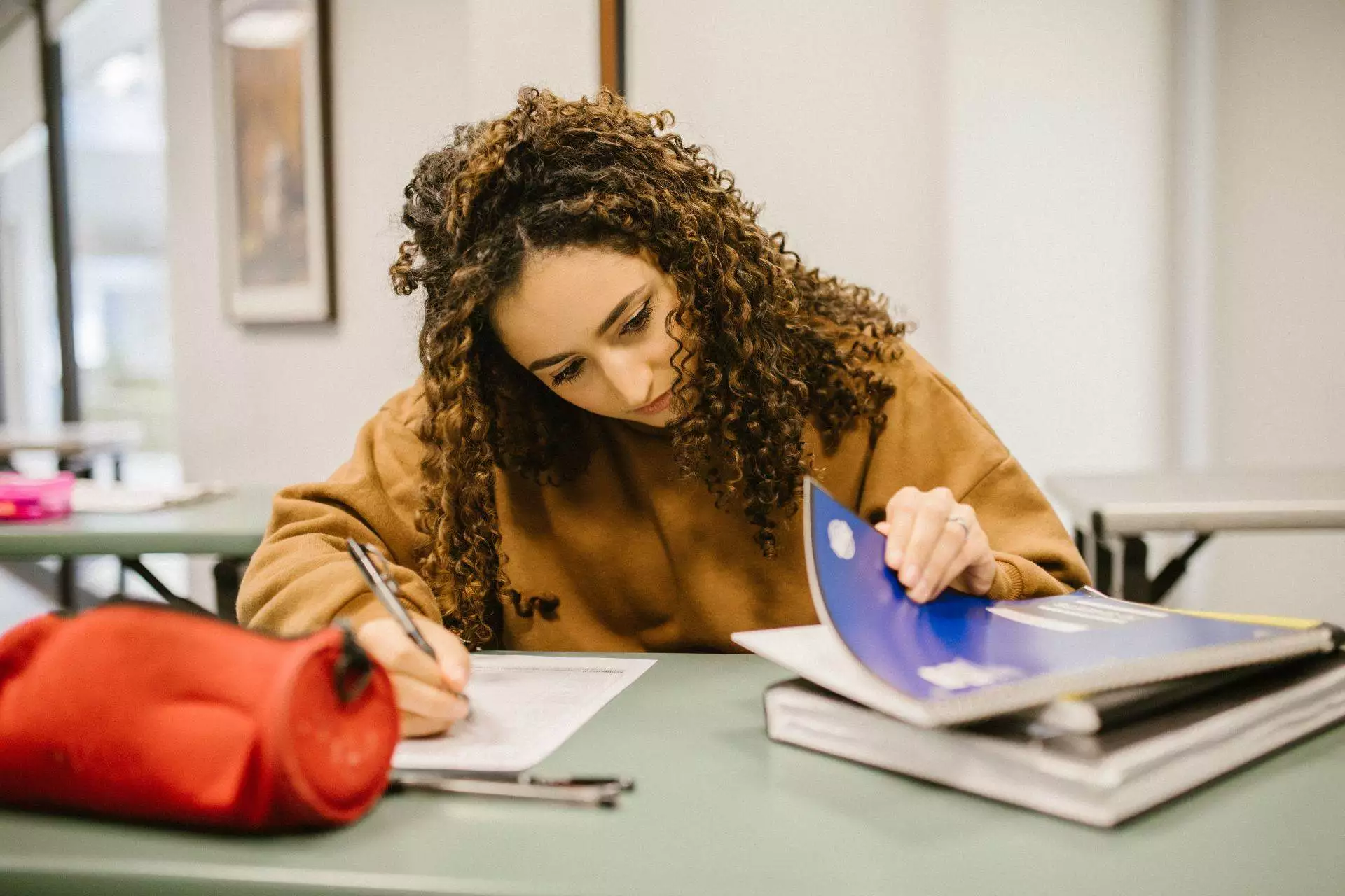 estudante estudando mesa livros