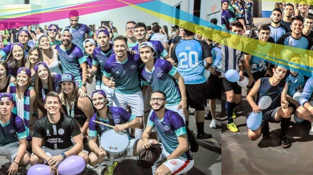 Estudantes da UniCerrado nos Jogos Universitários de 2019: à esquerda, grupo de uniforme roxo com tambor e balões; à direita, grupo de uniforme azul claro.