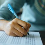 vestibular cartao resposta estudante marcando