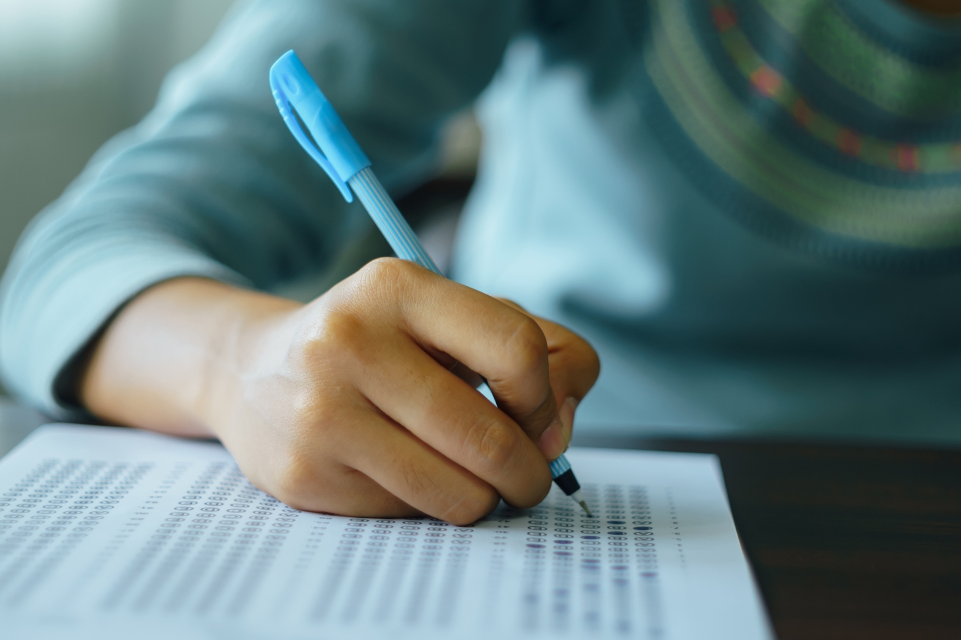 vestibular cartao resposta estudante marcando