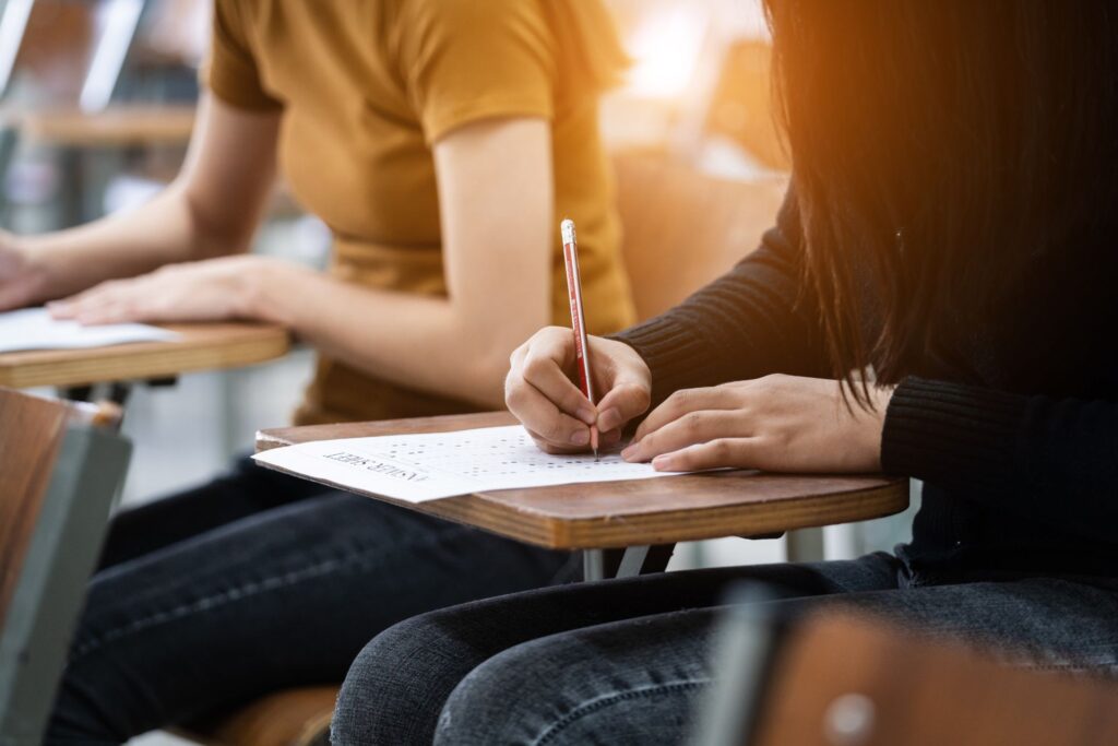 vestibular estudante preenchendo cartao resposta cadeira