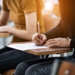 vestibular estudante preenchendo cartao resposta cadeira